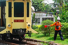 Petugas langsir yang sedang melangsir Kereta Luar Biasa (KLB) di Stasiun Tanjung Priuk.