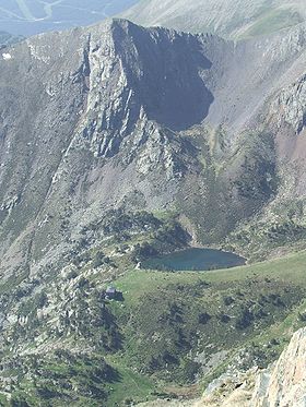 Vue du pic dels Aspres, de l'estany de les Truites et du refuge de Coma Pedrosa.