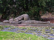 Peter Moilliet (1921–2016) Bildhauer, Pietà, roter Sandstein, 1947–1949, Skulptur auf dem Friedhof am Hörnli, Standort: 47°34'05.5"N 7°38'24.5"E, 47.568193, 7.640134