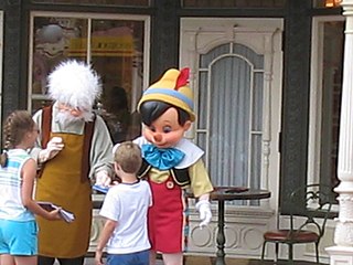 Fortune Salaire Mensuel de Geppetto Disney Combien gagne t il d argent ? 2 216,00 euros mensuels