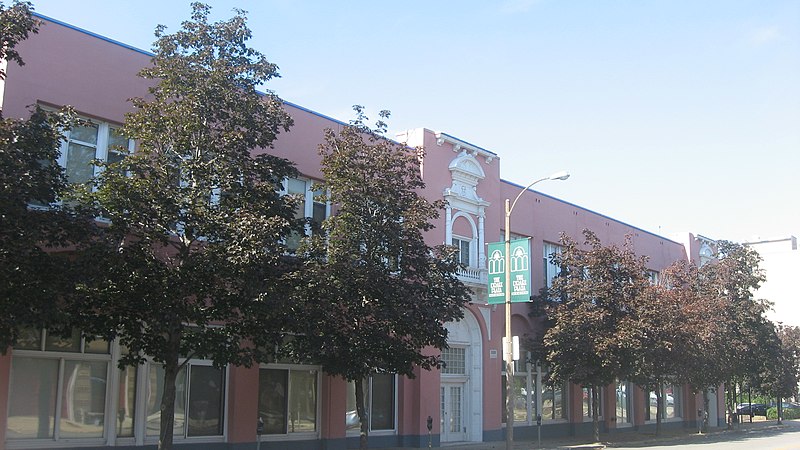 File:Plaza Hotel Complex building on Locust.jpg