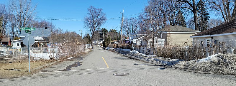 File:Pointe-Calumet (QC)-Vue vers l'ouest du boul. Proulx (coin Montée de la Baie)-2023-04-02.jpg