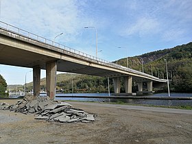 Pont reliant Wépion à Dave sur la Meuse, prise à partir de la rive gauche (Wépion)