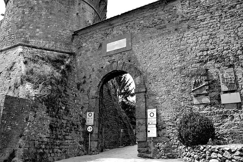 File:Porta a Selci a Volterra.jpg