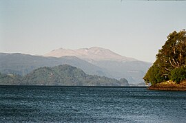 Vaade Puyehue vulkaanile lõunast üle Puyehue järve