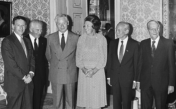 Queen Beatrix meets Nobel laureates in 1983. Weinberg is third from the left of the photo