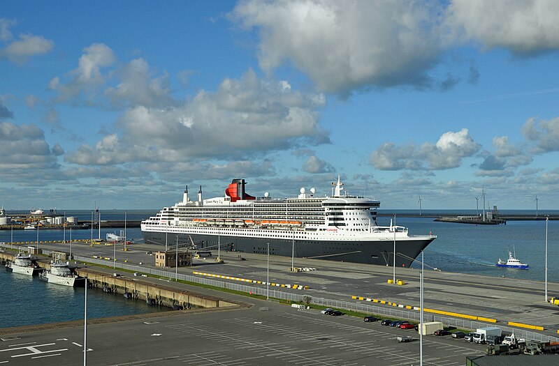 File:Queen Mary 2 ship R02.jpg