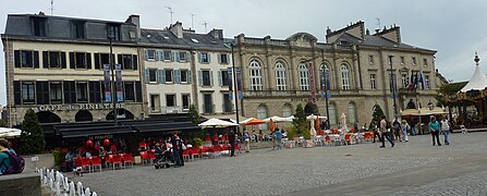 Musée des Beaux-Arts de Quimper et mairie.