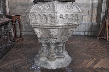 Quintin (Côtes-d'Armor) Basílica de Notre-Dame-de-Délivrance Baptismal font 990.jpg