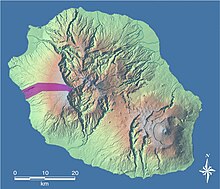 Les Trois-Bassins est l'exemple type d'une commune s'étalant « du battant des lames au sommet des montagnes », en l'occurrence de la baie de Saint-Leu au Grand Bénare.