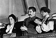 Foto em preto e branco de Stalin cercado por duas jovens (Pasha Angelina (à esquerda) e Maria Demchenko).