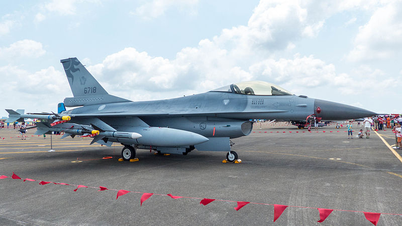 File:ROCAF F-16A 6718 Right View at Ching Chuang Kang AFB Apron 20140719.jpg