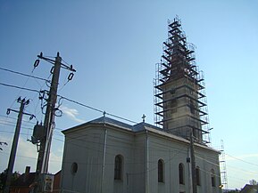 Biserica (construită în 1882, în reparații la momentul respectiv)