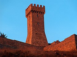 Rocca saat matahari terbenam - menara