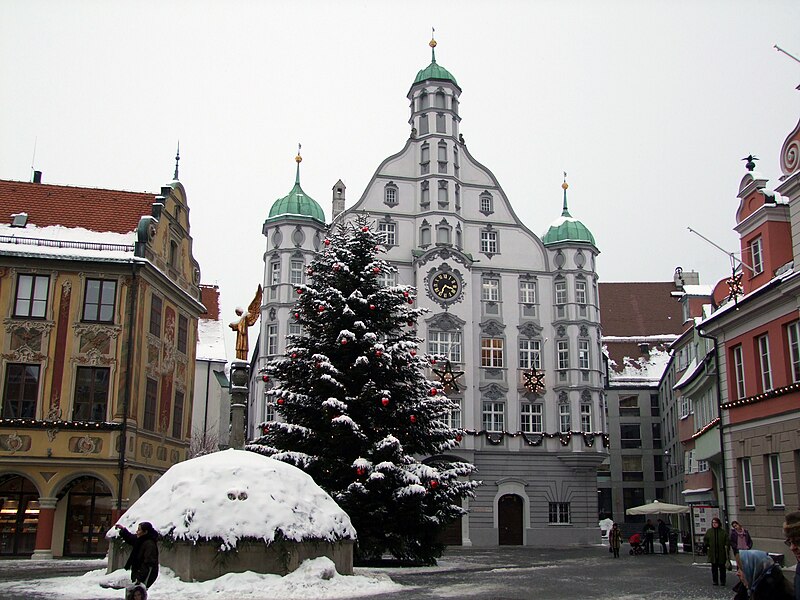 File:Rathaus-Memmingen-Weihnachtstanne-Schnee2.jpg