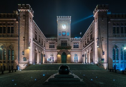 Edifício neogótico da prefeitura de Kołobrzeg, Polônia, projetado pelo arquiteto Karl Friedrich Schinkel. Construído entre 1829 e 1832, no local da prefeitura medieval destruída em 1807 durante o cerco da cidade. Ligeiramente reconstruído em 1913. Em 1945, durante a Batalha de Kołobrzeg, apesar do bombardeamento do centro da cidade, não foi destruído. Após a Segunda Guerra Mundial, o prédio abrigou diversas instituições. Atualmente é a sede da Galeria de Arte Contemporânea, de Informação Turística e do Cartório de registro civil. (definição 4 390 × 3 029)