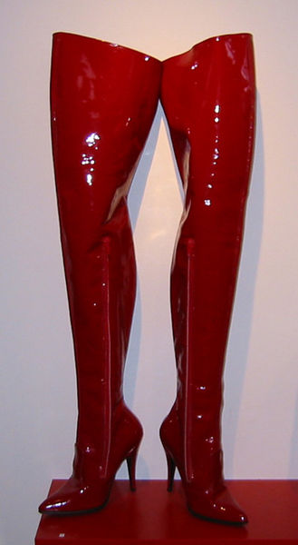 پرونده:Red-thigh-high-boots-dubidub.jpg