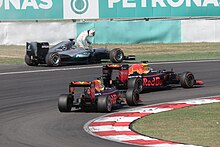 Hamilton steigt nach einem Motorschaden aus seinem Fahrzeug aus, Ricciardo und Verstappen fahren vorbei und übernehmen die Führung