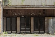 English: The old Reichshof cinema in Bayreuth (opened 1926, closed 1999): Main entrance. Deutsch: Das alte Reichshof-Kino in Bayreuth (eröffnet 1926, seit 1999 geschlossen): Haupteingang MMaximilianstraße.