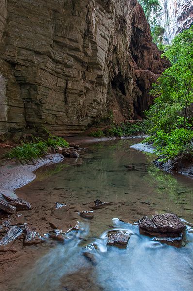 File:Rio Peruaçu no interior da Gruta do Janelão.jpg