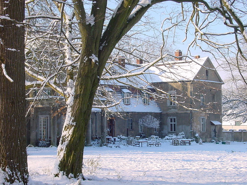 File:Rittergut Hirschfelde Parkseite Winter.jpg