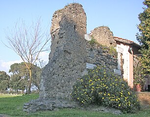 Ruderi di un edificio medioevale presso l'arco