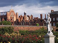 Roseraie et toits de Hampton Court.