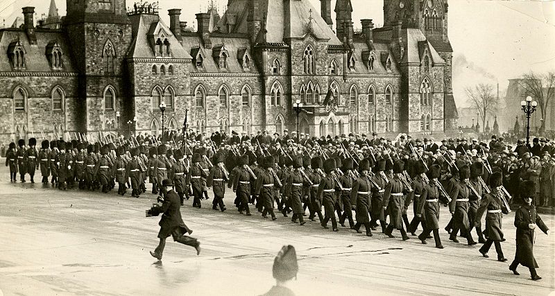 File:Royal 22e régiment, défilant devant le Parlement d'Ottawa.jpg