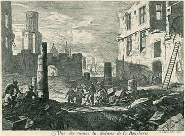 Zicht vanuit het vernielde Vleeshuis op de belforttoren van de Sint-Niklaaskerk.