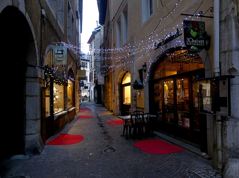 File:Rue Basse-du-Château de Chambéry à Noël (2021) 1.JPG