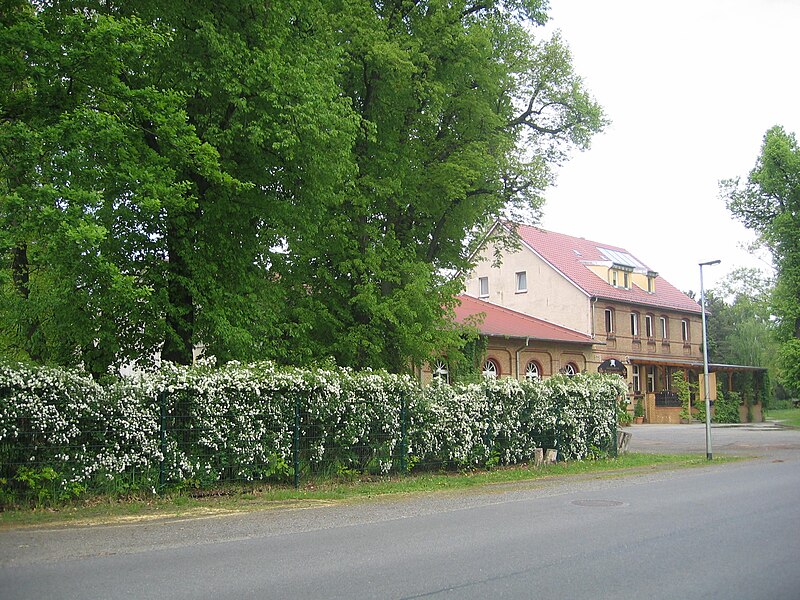 File:Ruhland, Ortrander Straße 5, Südansicht mit Schützenhausgarten, Frühling, 01.jpg