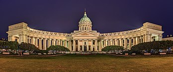 Vista noturna da Catedral de Nossa Senhora de Cazã em São Petersburgo, Rússia. É uma catedral da Igreja Ortodoxa Russa dedicada a Mãe de Deus de Cazã, um dos ícones mais venerados da Rússia. Sua construção começou em 1801 e continuou por dez anos. Depois que Napoleão invadiu a Rússia (1812) e o comandante-chefe General Mikhail Kutuzov pediu ajuda a Mãe de Deus de Cazã, o propósito da igreja mudou. Durante a Guerra Patriótica, os russos viram a catedral principalmente como um memorial a sua vitória sobre Napoleão. O próprio Kutuzov foi enterrado na catedral em 1813. Após a Revolução Russa de 1917, as autoridades fecharam a catedral (janeiro de 1932). Em novembro de 1932, reabriu como o pró-marxista "Museu da História da Religião e do Ateísmo". Os serviços religiosos foram retomados em 1992 e, quatro anos depois, a catedral foi devolvida à Igreja Ortodoxa Russa. Desde 2017, ela funciona como a metrópole de São Petersburgo. (definição 8 171 × 3 429)