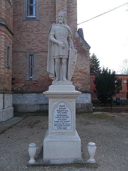 File:Saint Ladislaus statue by Lajos Krasznai (1938), 2017 Máriaremete.jpg