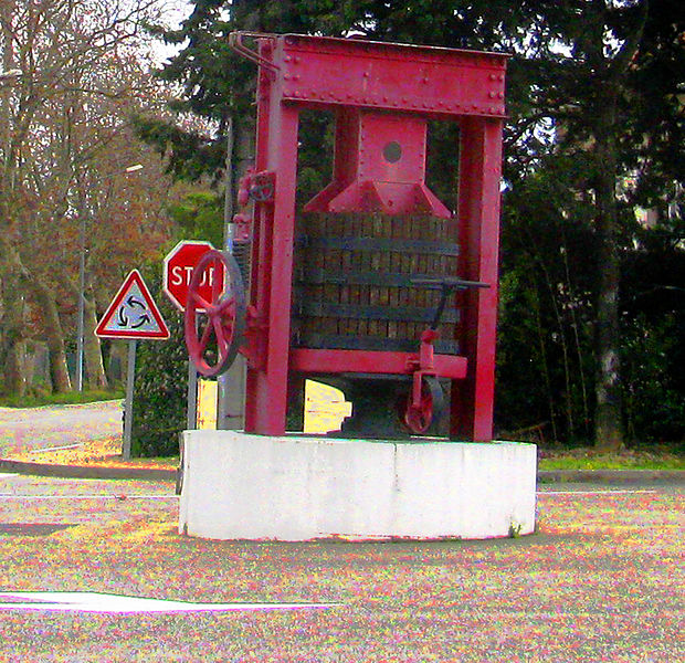 File:Sainte-Cécile-les-Vignes Vignerons Réunis Vieux pressoir mobile.JPG