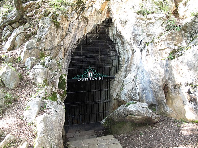 Entrance of Santimamiñe cave, in Busturialdea.