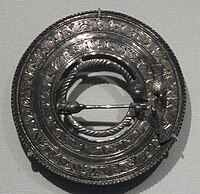 The Sarre Brooch, um broche de quoit do século V, Museu Britânico