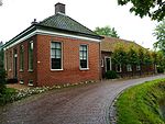 Oude kosterij met school