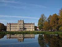 Blick über das Bassin auf die Stadtfassade des Schlosses