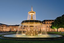 Schlossplatzspringbrunnen Schlossplatz Stuttgart 2015 01.jpg