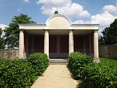 Hommage an den ehemaligen Sonnentempel am Ende des nördlichen Parks (vermutlich durch Wilhelm Otto Thost)