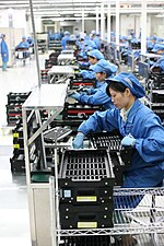 عاملات صينيات يقمن بالاختبار النهائي وضمان الجودة قبل إرسال محركات الأقراص للعملاء