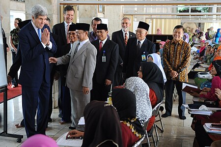 Fail:Secretary Kerry Bids Farewell to Female Students at Istiqlal Mosque (12555993344).jpg