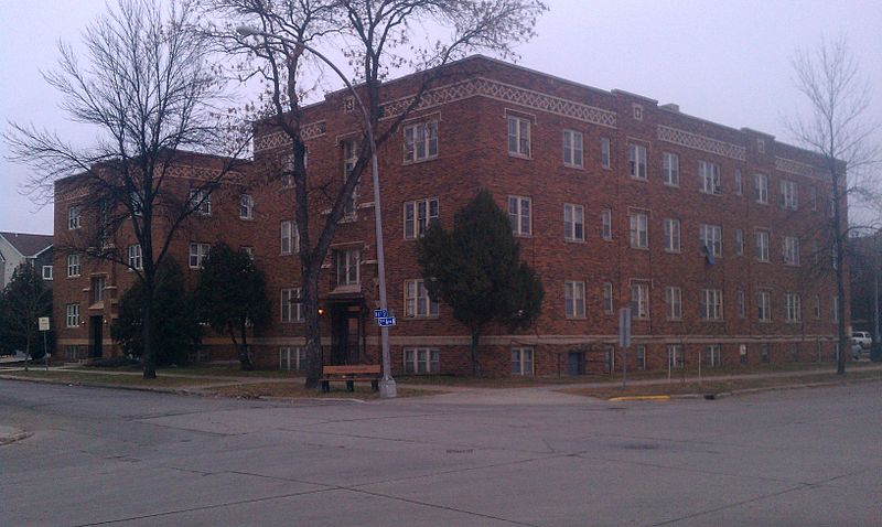 File:Skarsbo Apartments, Grand Forks, North Dakota.jpg