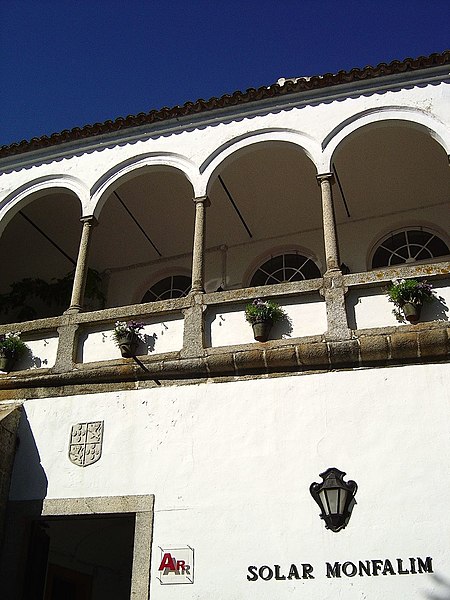 File:Solar de Monfalim - Évora - Portugal (2931082783).jpg