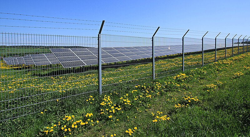 File:Solarpark in Auerbach Erzgebirgskreis. 2H1A4096WI.jpg