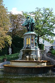 [en→vi]Fountain of the counts of Egmont and Horn