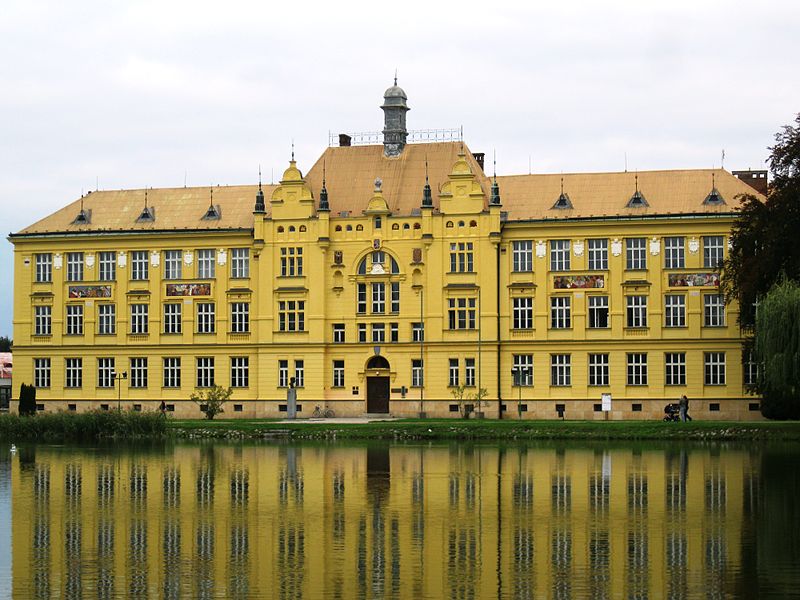 File:Střední škola - gymnasium Jana Opletala (Litovel).JPG