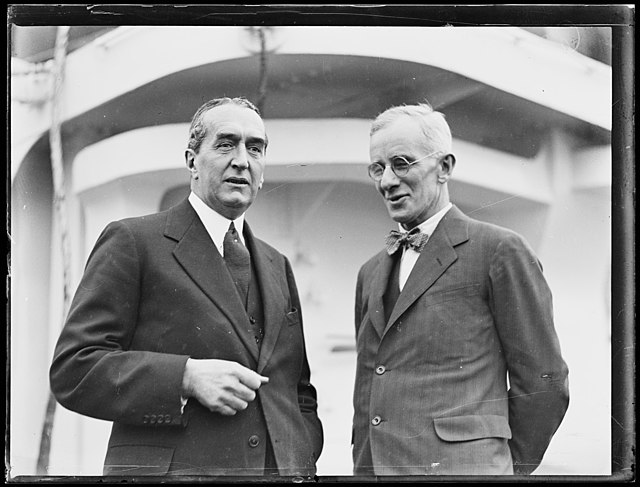 Gullett with S. M. Bruce, who gave him his first ministerial appoinmtent