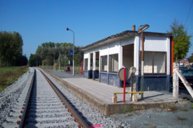 A via única, o cais com abrigo de concreto para passageiros