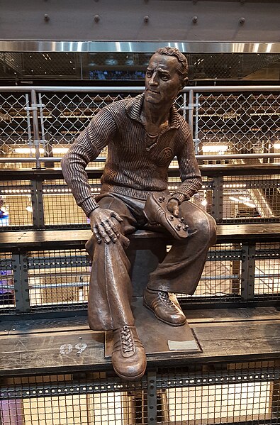 File:Statue of Adi Dassler, sculptor Josef Tabachnyk, New York City, Flagship Store Adidas, 2016.jpg